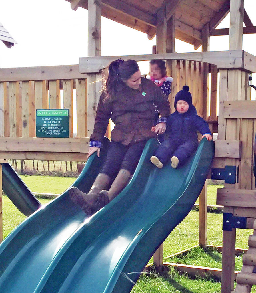 Kate-Middleton-Prince-George-2Petting-Zoo-Pictures